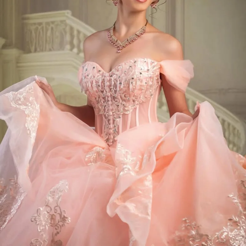 Luz rosa quinceanera vestidos fora do ombro decalque de cristal camadas cauda longa vestido de 15 quinceanera personalizar