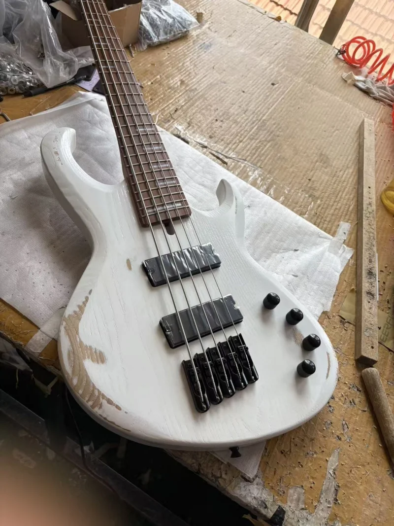 Customized 5-string electric bass, maple fan-shaped fretboard, black hardware, active electronic equipment, free delivery