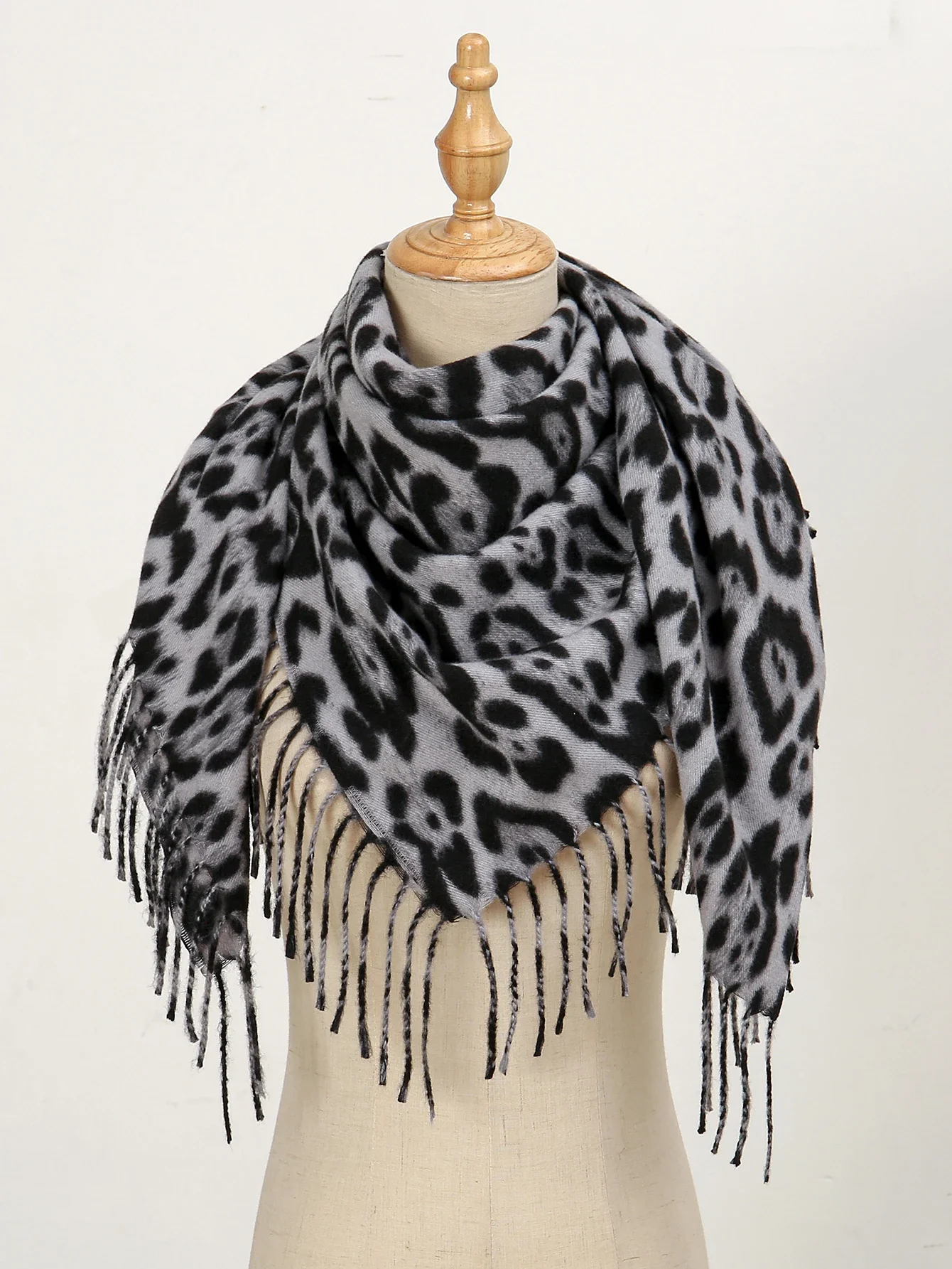 100*100cm Square Scarf in Winter Thick Pashmina Shawl with Tessles Fashion Leopard Print Foulard Stoles Muslim Female's Muffler