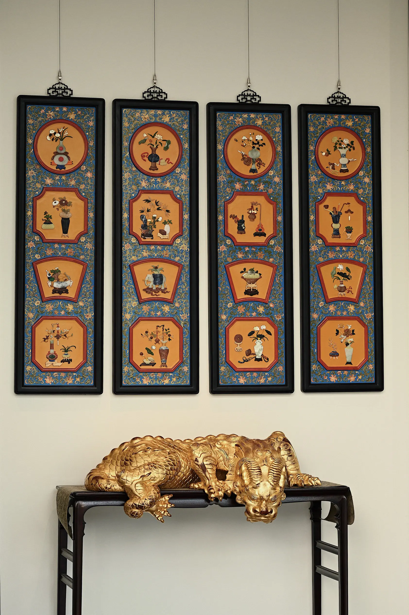 Four hanging screen crafts, paintings, games, collections, gifts and decorations