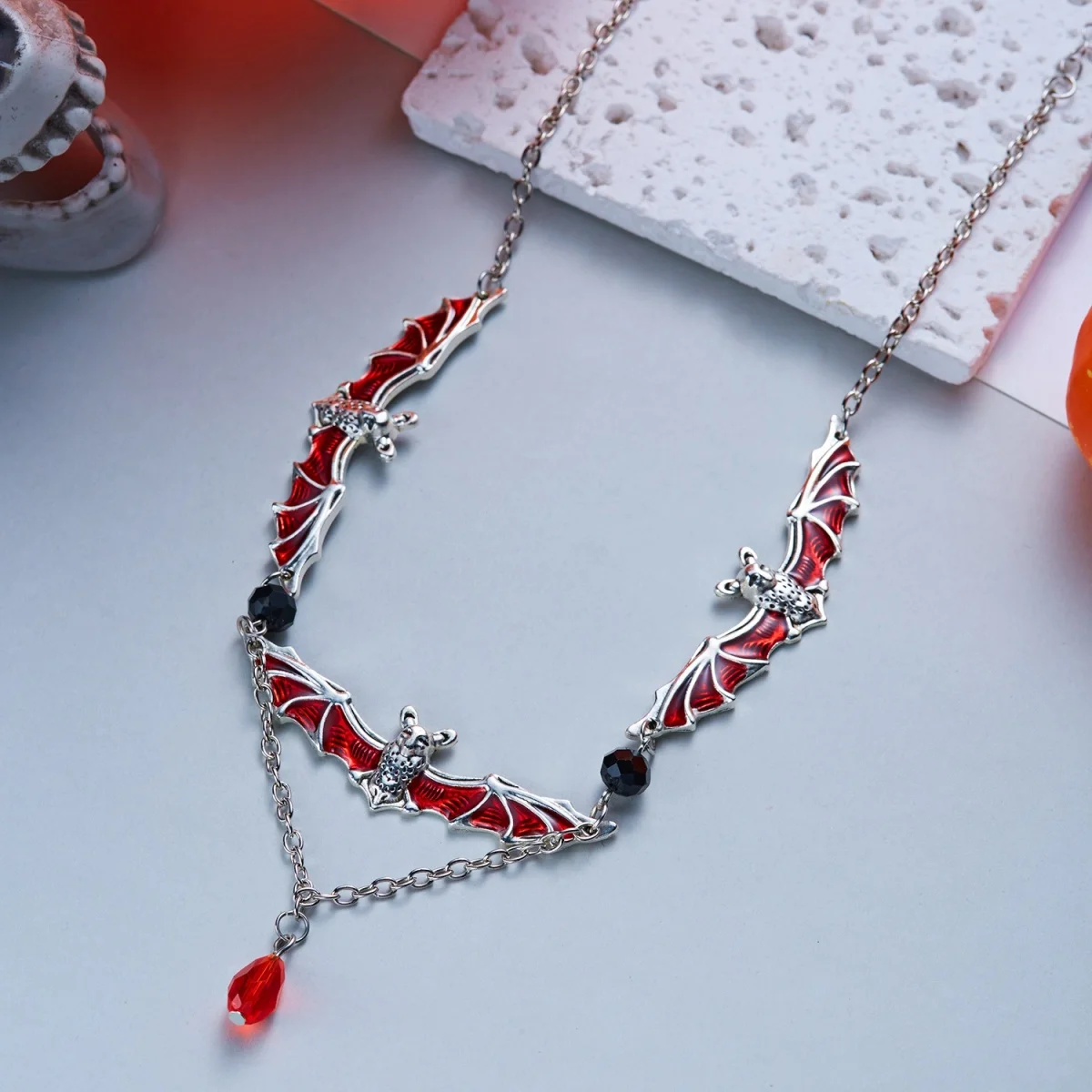 Kreative Gothic-Halskette mit rot-weißem Kristallperlen-Fledermaus-Anhänger für Damen und Herren, Halloween-Punk-Flugfledermaus-Choker, Cosplay-Party-Schmuck – Detail 33
