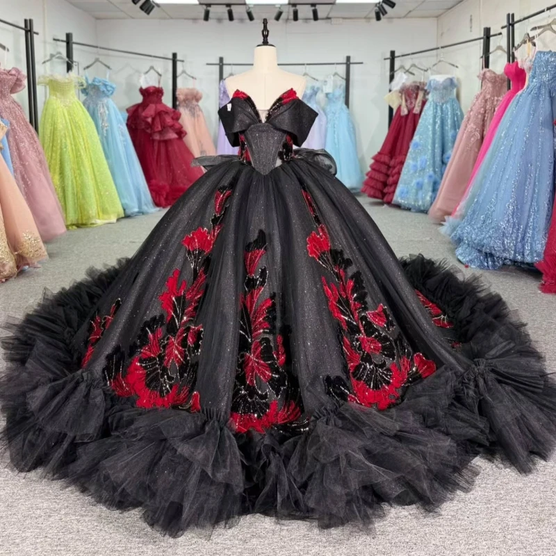 Abiti Quinceanera neri lucidi con spalle scoperte Applique con paillettes Perline in pizzo Fiocco di cristallo Tull a strati Festa di compleanno Dolce 16