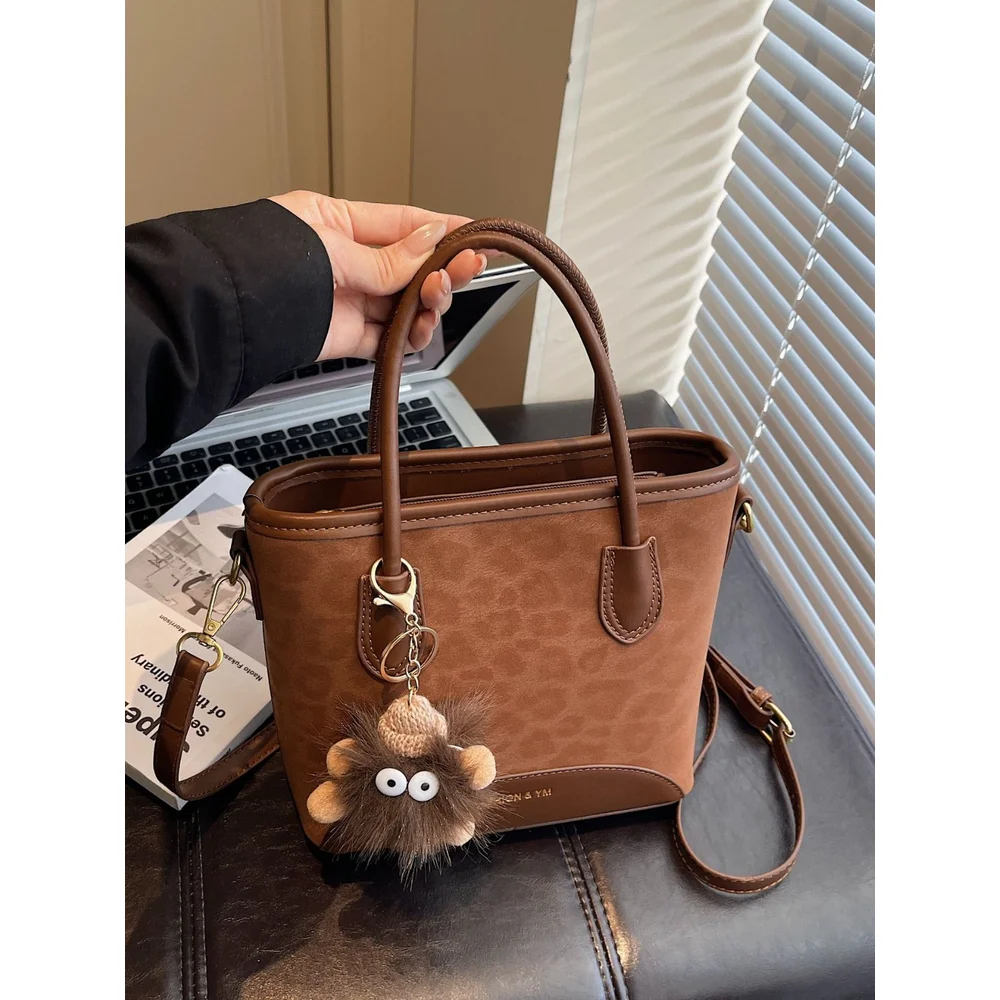 

2025 Autumn And Winter Large Capacity Fashionable Crossbody Bag Trend Simple Hand-held Shoulder Bag