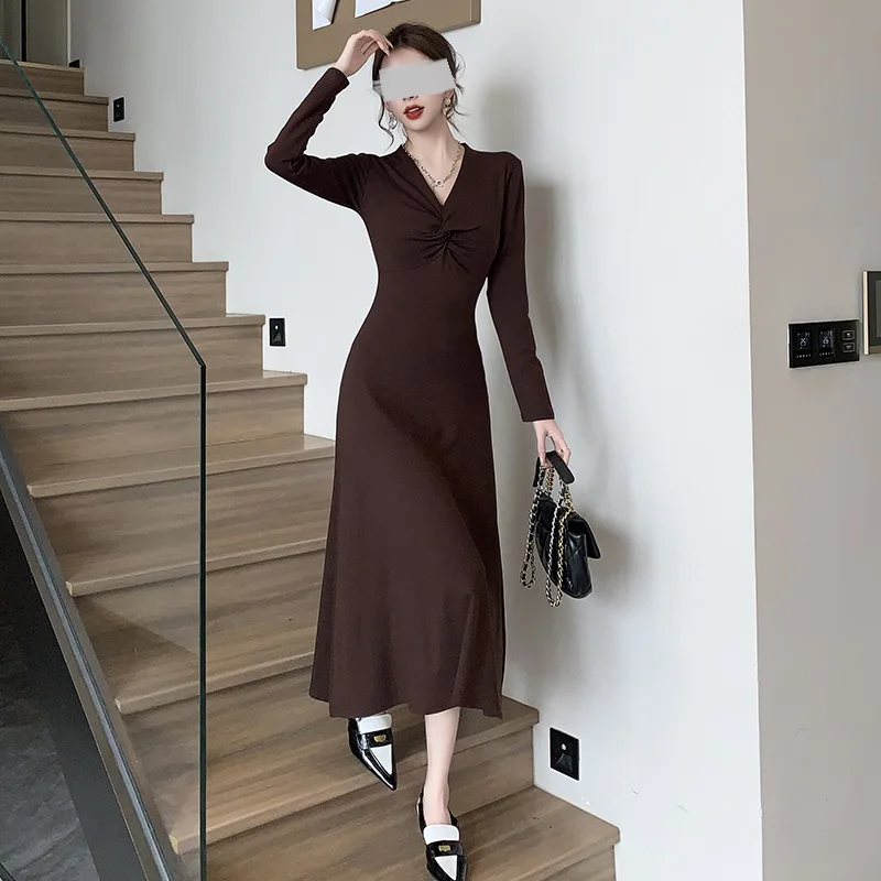 Black V-neck long sleeved thickened dress for women's autumn and winter, new high-end feel, paired with a long skirt