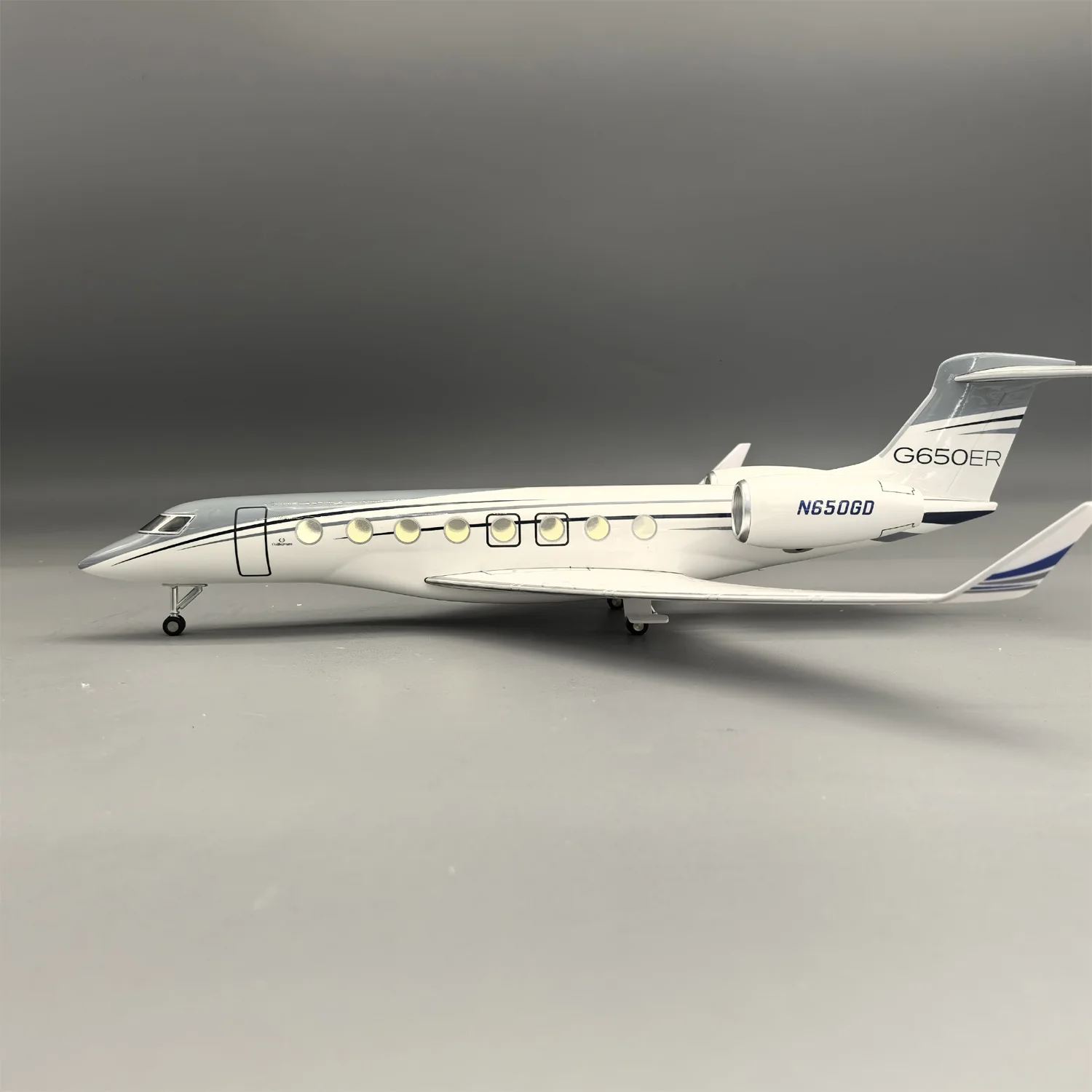 1/50 Scale Aircraft 45cm Simulation Gulfstream G650ER Business Jet Model Airplanes With Induction Lamp Stand Static Collectible