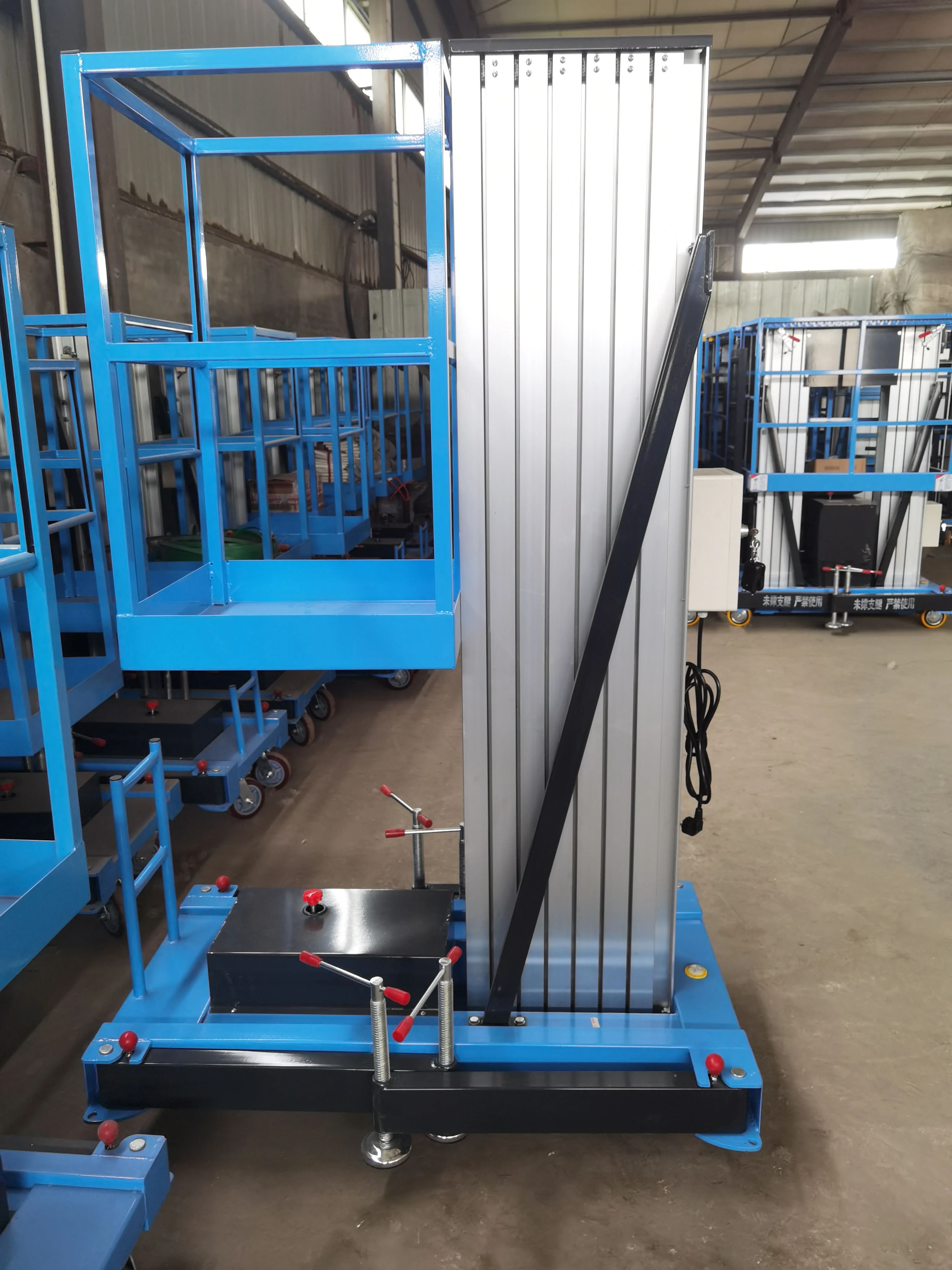 Hydraulic 15m Working Height Self-propelled Mast Lift 100kg Working Load Capacity Aluminium Construction 220V 1 Year