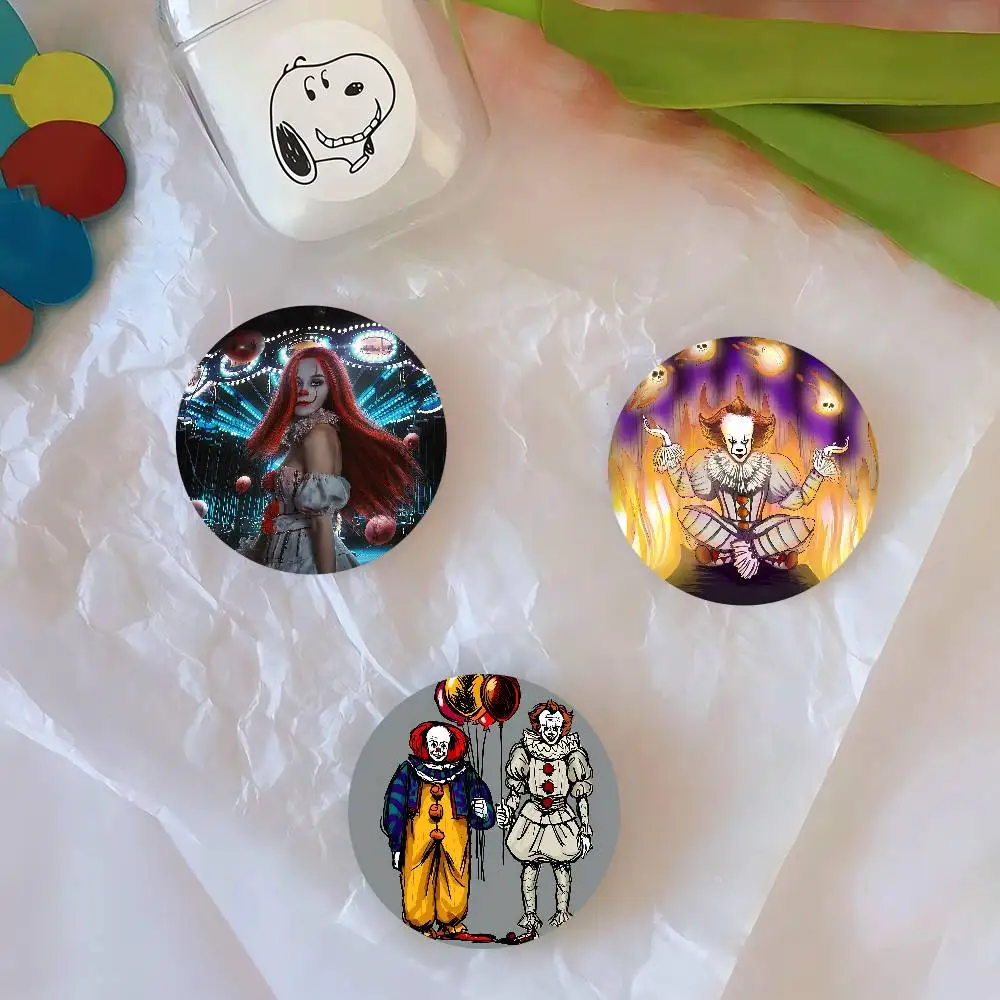 مخيف Pennywise مهرج 58 مللي متر لطيف أنيمي الشكل أيقونة شارة اليدوية صفيح بروش لحقيبة الظهر الملابس الصدر حلية الهدايا
