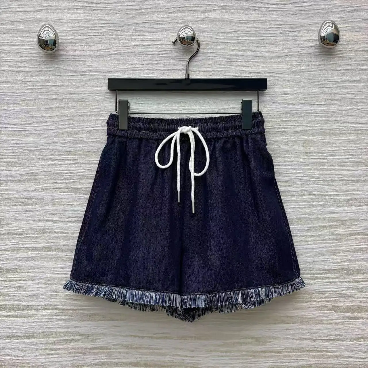 

2025 Summer Women's New Classic Vintage Denim Shorts in Deep Blue - Stylish and Fashionable for Daily Use
