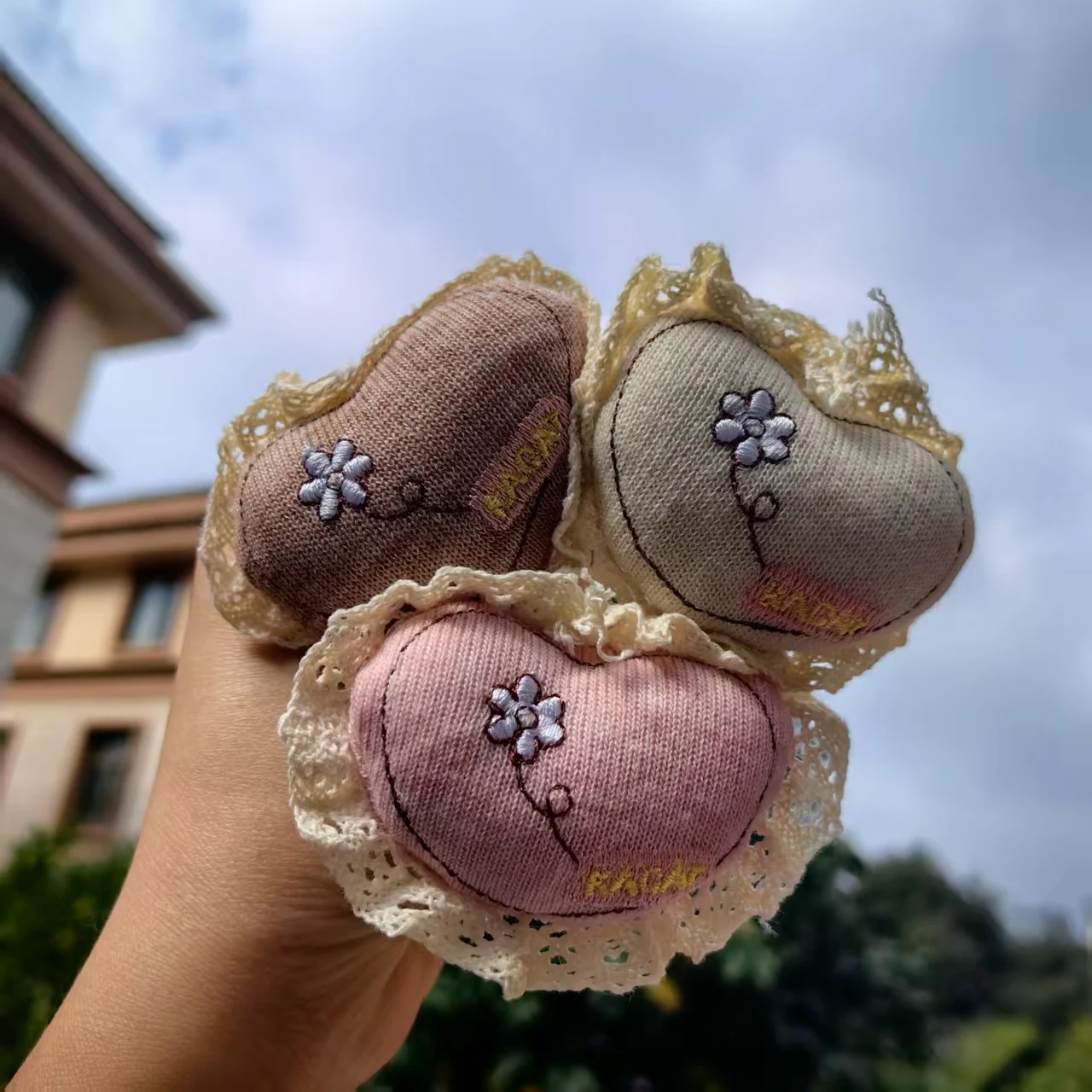 ที่วางโทรศัพท์แบบมีขนปุย ลายลูกไม้ รูปทรงบัลเล่ต์  วัสดุใยฝ้าย  ใช้ได้กับโทรศัพท์ทุกรุ่น เช่น iPhone และ Samsung