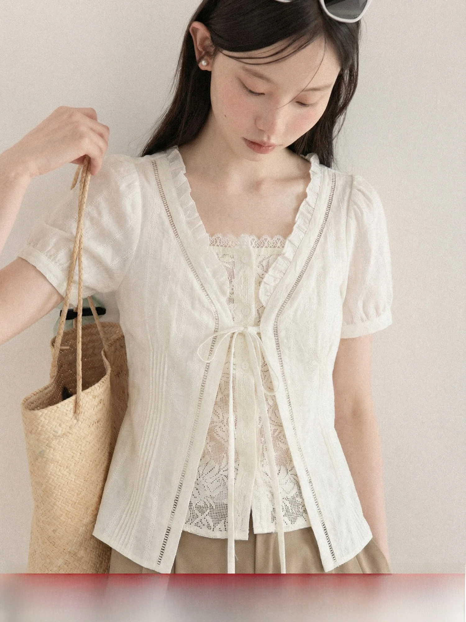 

Белая блузка с кружевной отделкой и коротким рукавом, женская, повседневная, весна-лето, дизайнерская, имитация двухслойности, 100% хлопок, дышащая