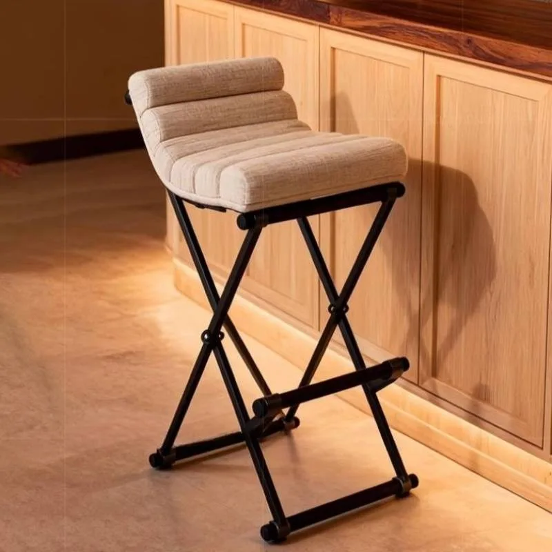 金属製装飾バーチェア 屋外用 曲げられるアイランドオフィスバーチェア 人間工学に基づいたベージュ色のキッチンバーチェア バー家具