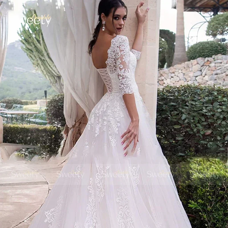 Robe de mariée trapèze chic glamour avec dentelle brodée, robe de Rhen organza, demi-manches, col rond, dos à lacets, mariée