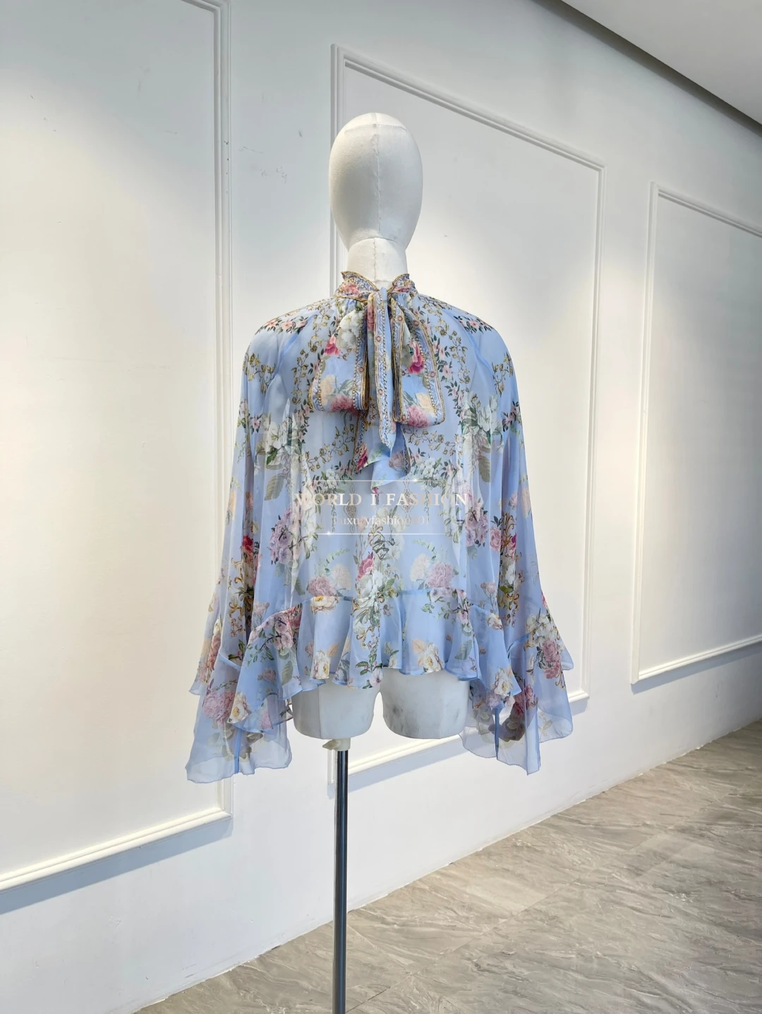

Синяя блузка с длинными рукавами и бриллиантами и оборками с цветочным принтом, топ и шорты, новый дизайн 2025 года