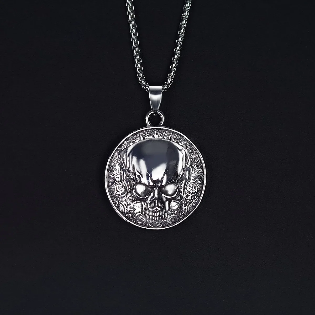 Wu's 2022 Retro Hip Hop Punk Stainless Steel Skull Necklace Men's Rock Personality Long Pendant  Boho Halloween Ornament