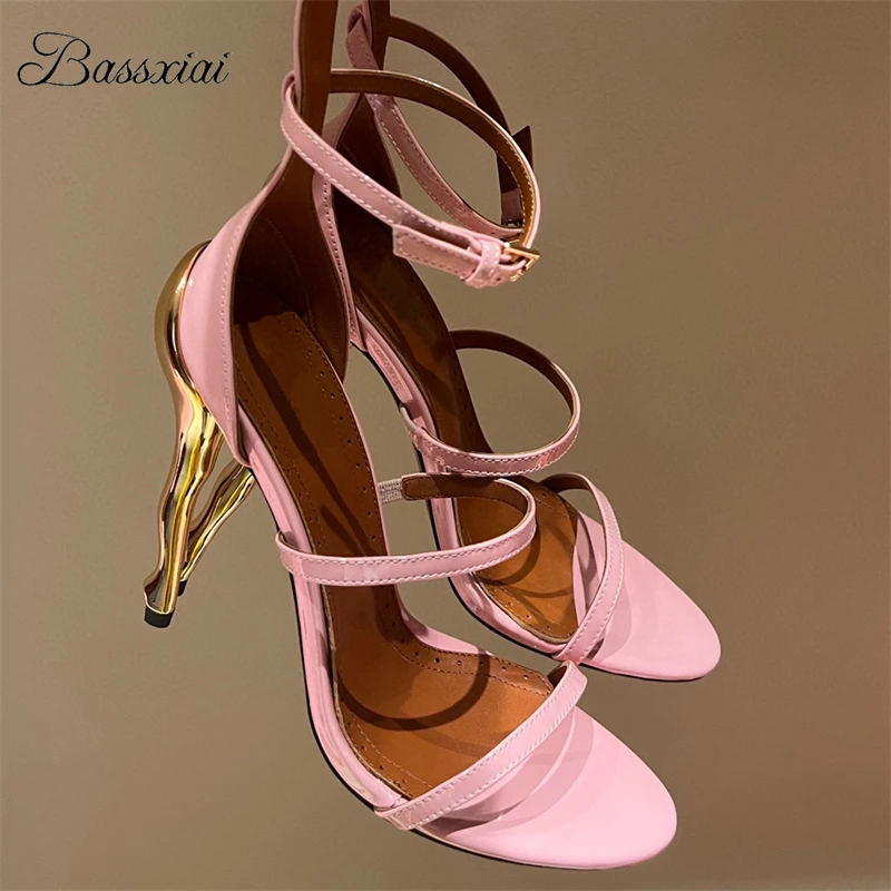 

Индивидуальные сандалии на необычном металлическом каблуке, женские пикантные лакированные кожаные сандалии с узким ремешком в лаконичном стиле, современная летняя обувь