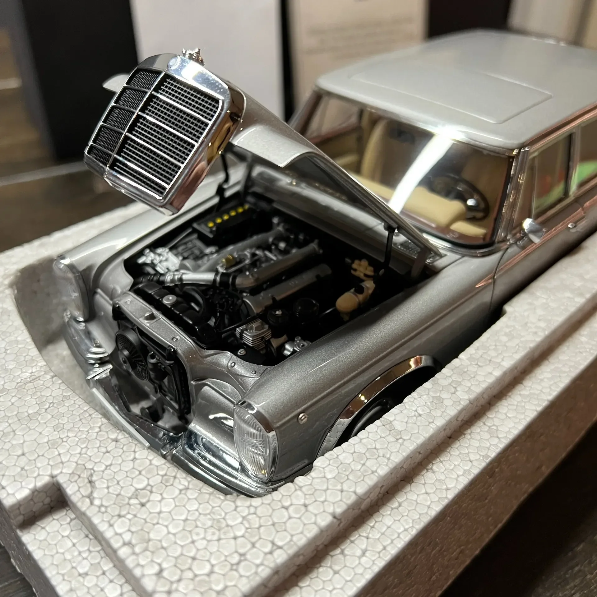 Autoart 1:18 600 Pullman Short Axis Silver Simulation Limited Edition All Open Alloy Metal Static Car Model Toy Gift