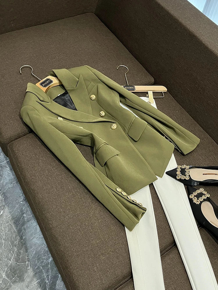 

Женский деловой костюм цвета хаки, приталенный, с длинным рукавом, на двух пуговицах, однотонный, с декоративным 3D цветком