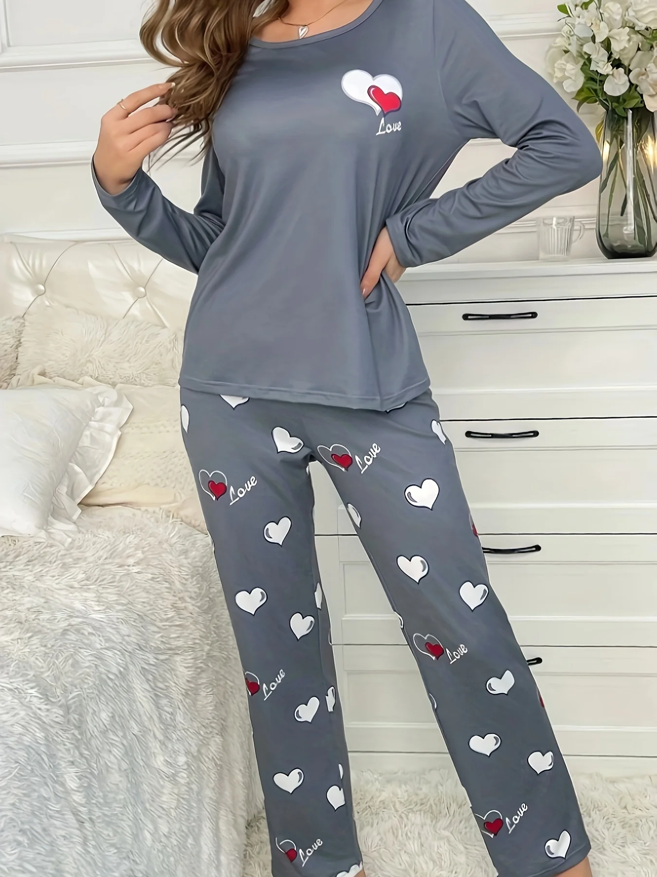 1 casual heart-print pajama set for women Comfortable crewneck long sleeve T-shirt top and stretch pants,