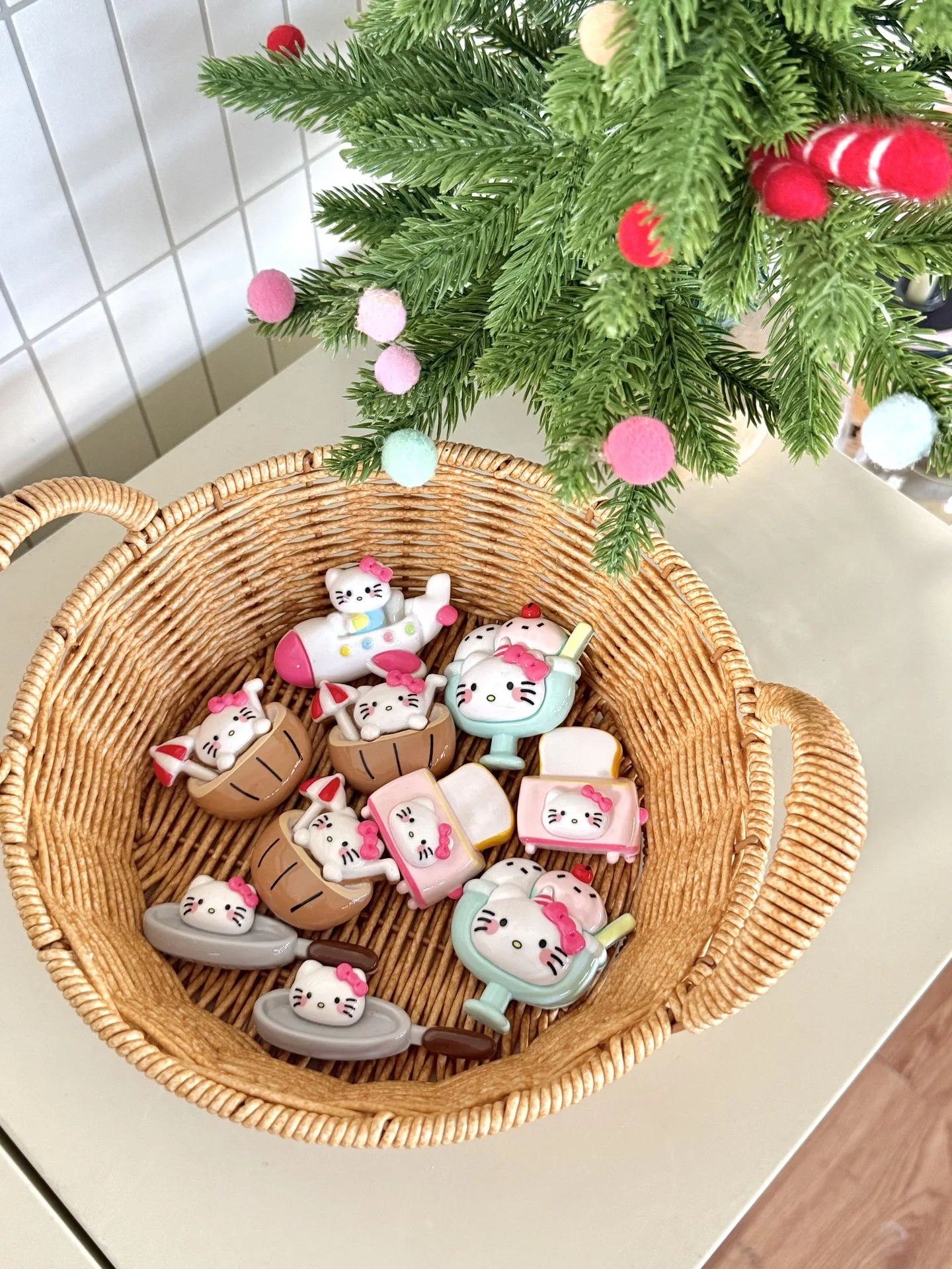 

Cartoon Sanrio Hello Kitty Resin Fridge Magnet Cute Fridge Stickers Kawaii Anime Refrigerator Decorations Gifts for Girls