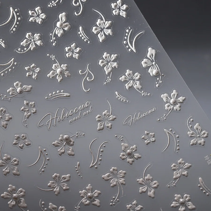1 Stück Klassische Weiße Blumen Nagelcharms Aufkleber 5D Geprägte Perlen Blumen Banddesign Nagelkunst Aufkleber Maniküre Dekoration