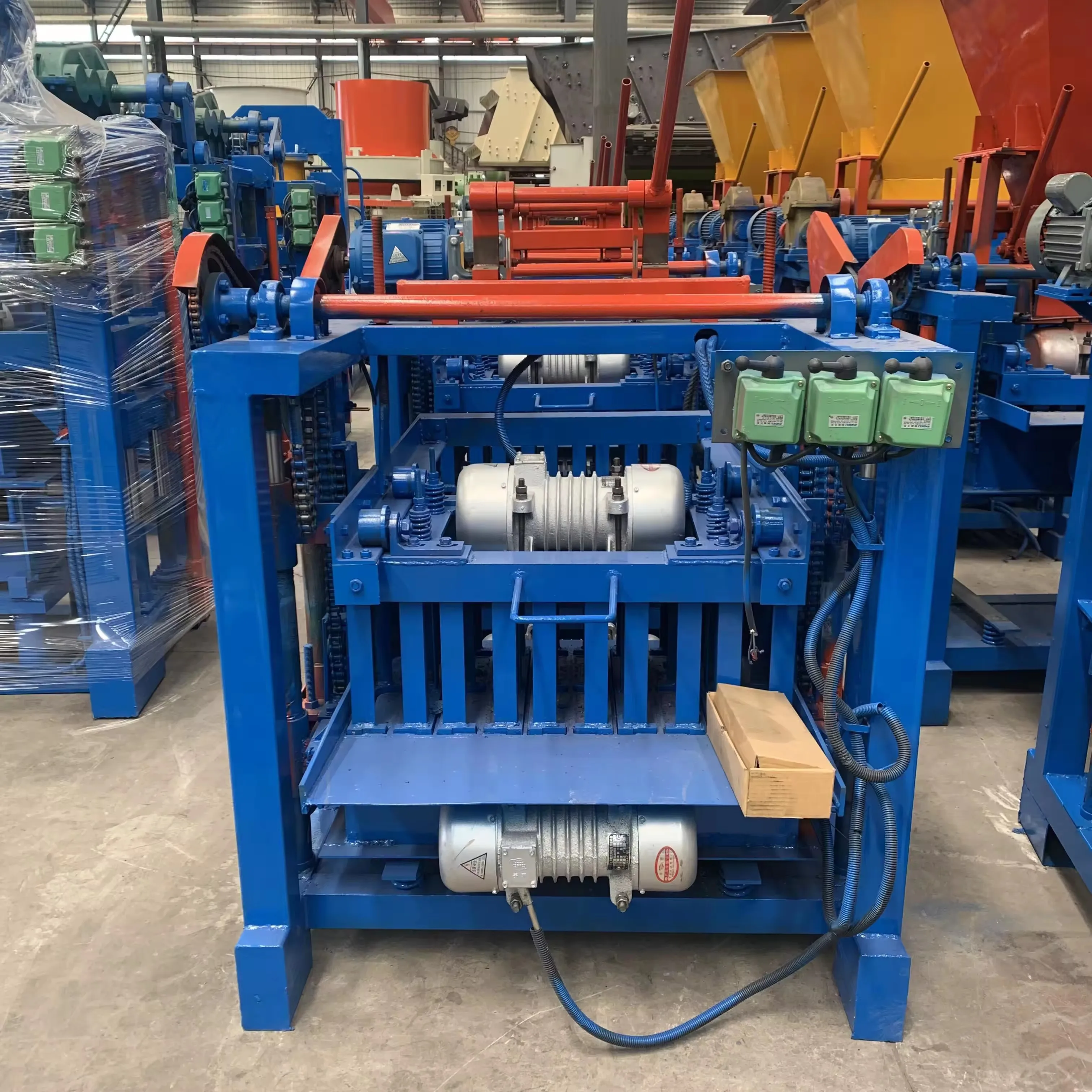 ماكينة تصنيع الطوب الأسمنتي الأوتوماتيكية ماكينة تشكيل البلوك المجوف الهيدروليكي للرمل الميكانيكي