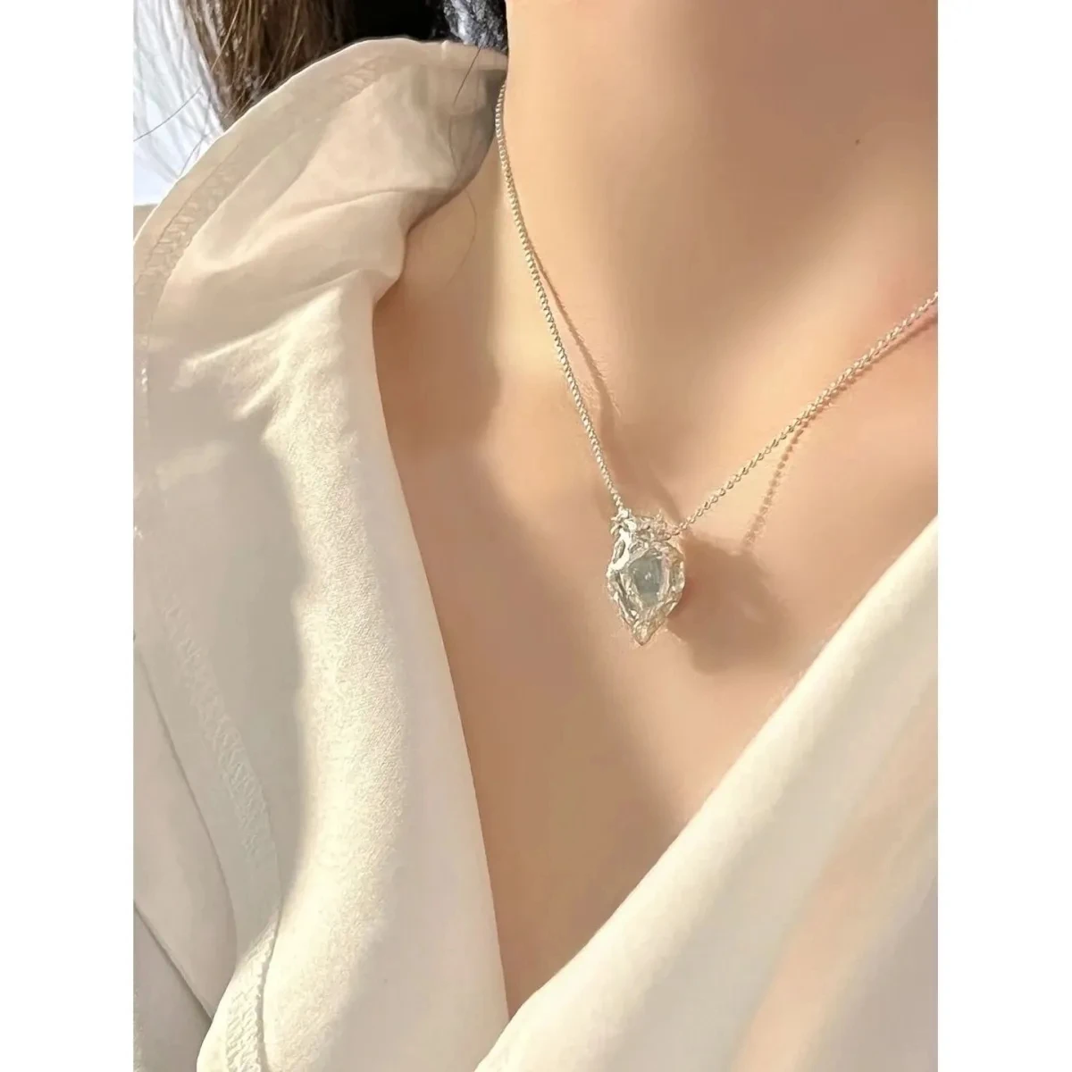 Bouncing Imitation Sea Blue Treasure Heart Pendant Necklace Luxury Design Sense Jewelry Street Shooting Eye Catching Jewelry