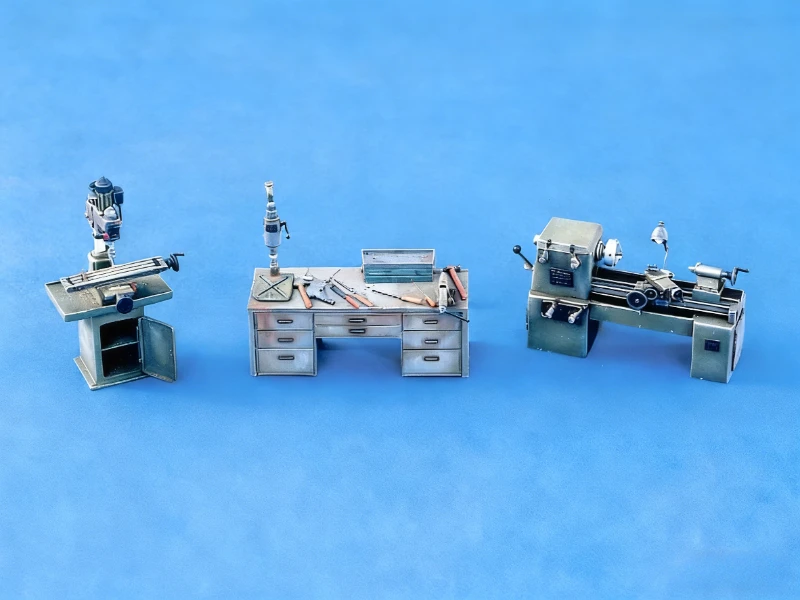 Model warsztatu w skali 1/35, z żywicy odlewanej ciśnieniowo, do samodzielnego montażu, z wiertarką stołową, stołem warsztatowym i tokarką, model sceny warsztatowej, niezmontowany, niepomalowany.