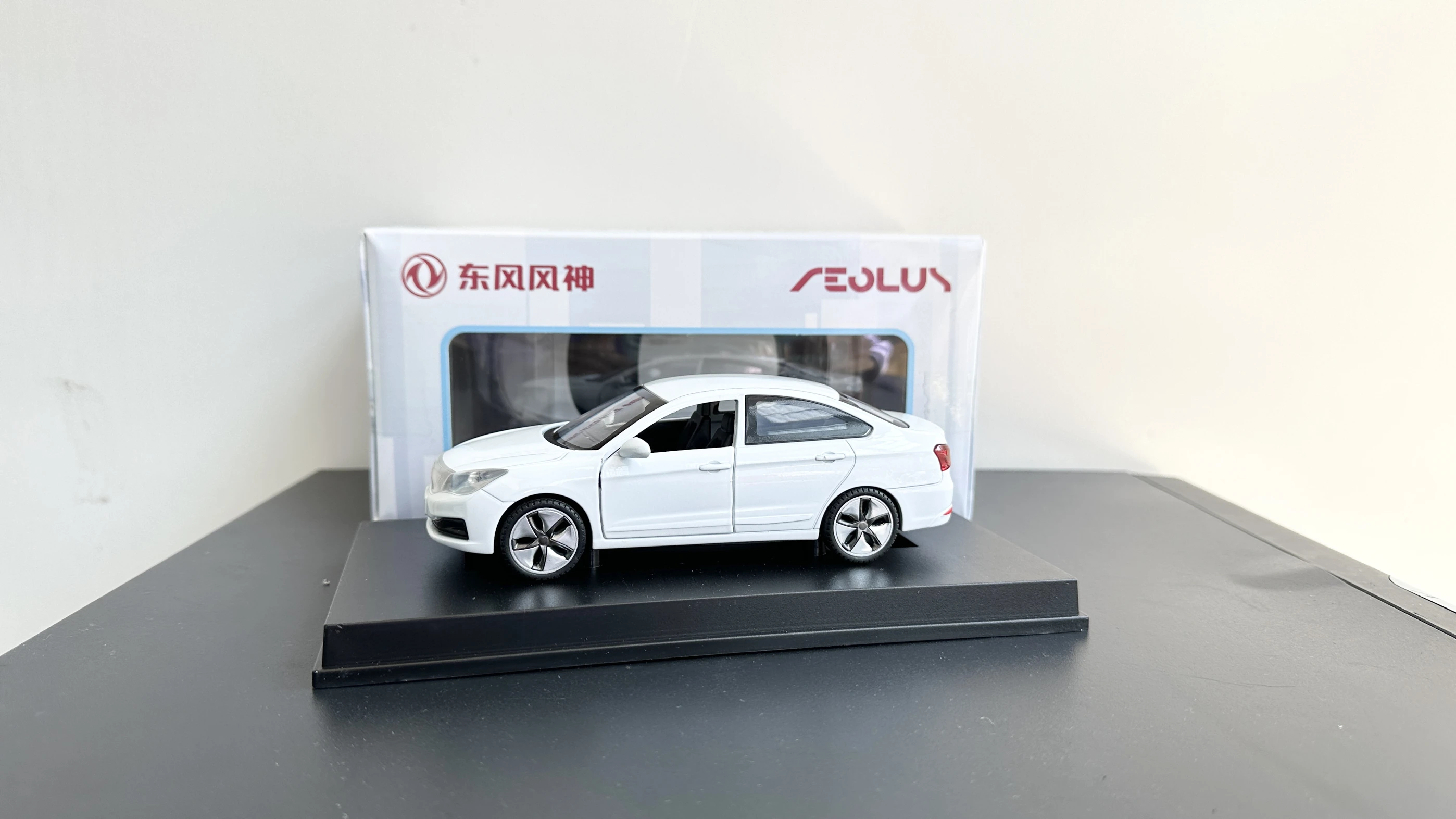 Dongfeng Fengshen E70 1:32 legering simulatiemodel automodel, terugtrekbare 2-deurs, collectie ornament