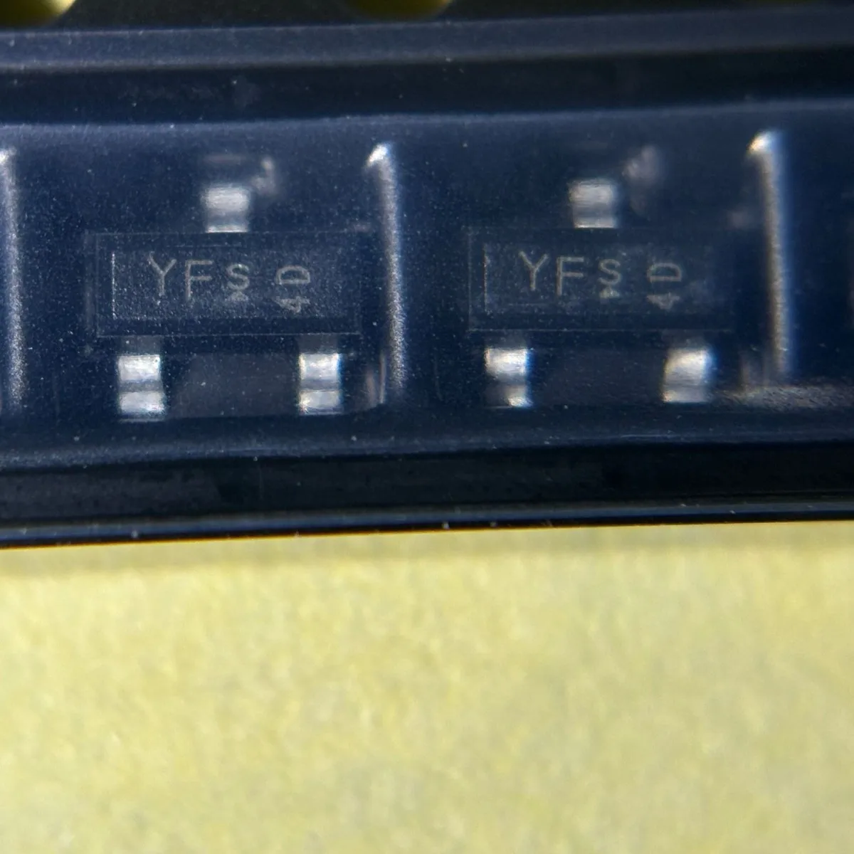 

Original genuine BSS308PEH6327 SOT-23 silk-screened YF field-effect transistor BSS308PE IC chip integrated circuit