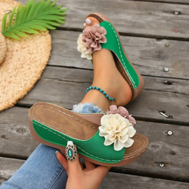 Damen Keilabsatz-Pantoletten 2026 – Neue Sommer-Sandalen zum Hineinschlüpfen, modische Damenschuhe, bequeme Blumen-Plateau-Pantoletten für Damen