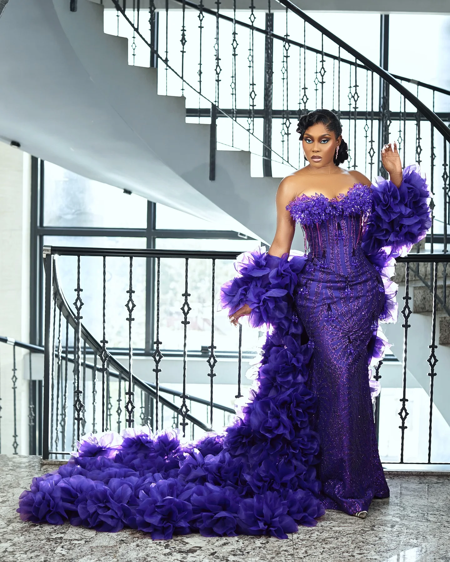 سترات نسائية طويلة مذهلة باللون الأرجواني سترات رسمية فاخرة للرأس ملابس خارجية لعرض المسرح