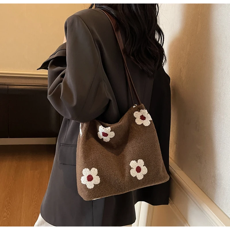 

Корейская версия, милая сумка подмышки с цветком, новинка 2025, модная шерстяная дорожная сумка, мягкая текстура, повседневная сумка на плечо с магнетизмом