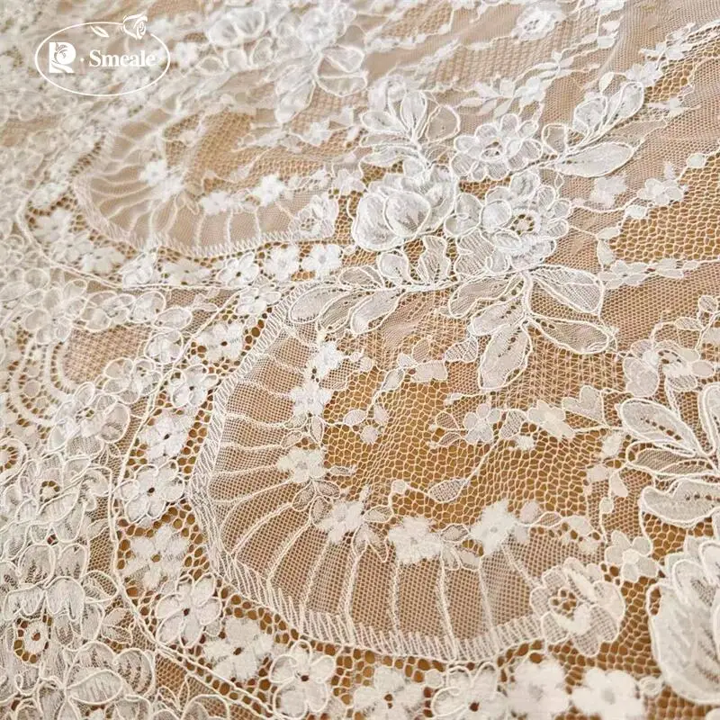 300CM X 150CM. Französischer Spitzenstoff mit großer Blumenbordüre. Couture-Brautkleidstoff mit Stickerei. – Detail 6