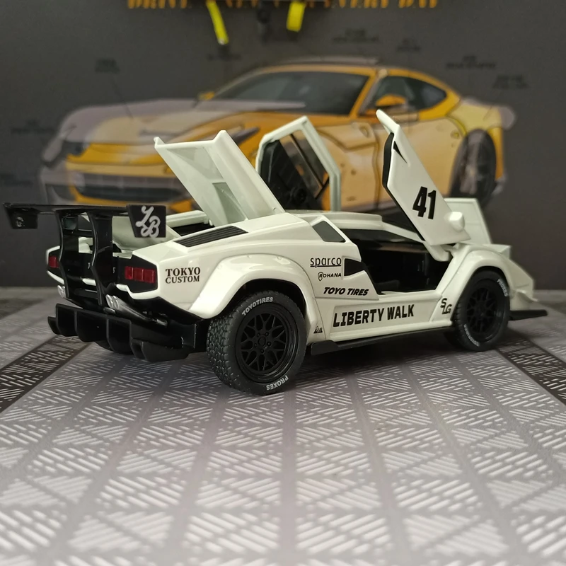 

1:32 Моделирование Lamborghini Cantash LBWK Alloy Racing Model Коллекция орнаментов имеет имитирующие функции звука и освещения.