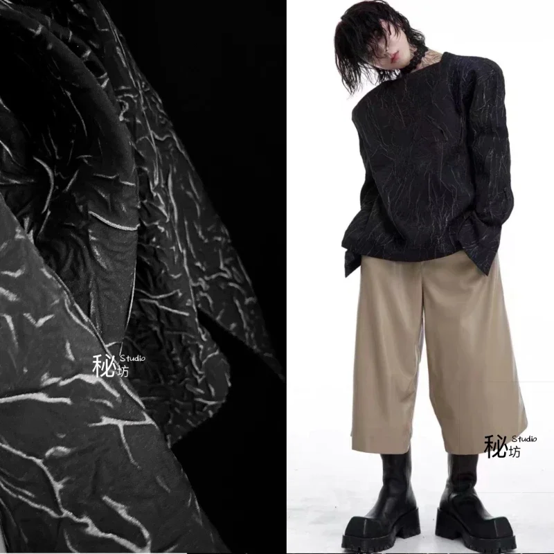 

Темная плиссированная жаккардовая ткань, модная креативная дизайнерская ткань, широкий стиль одежды для шитья своими руками, материал ткани