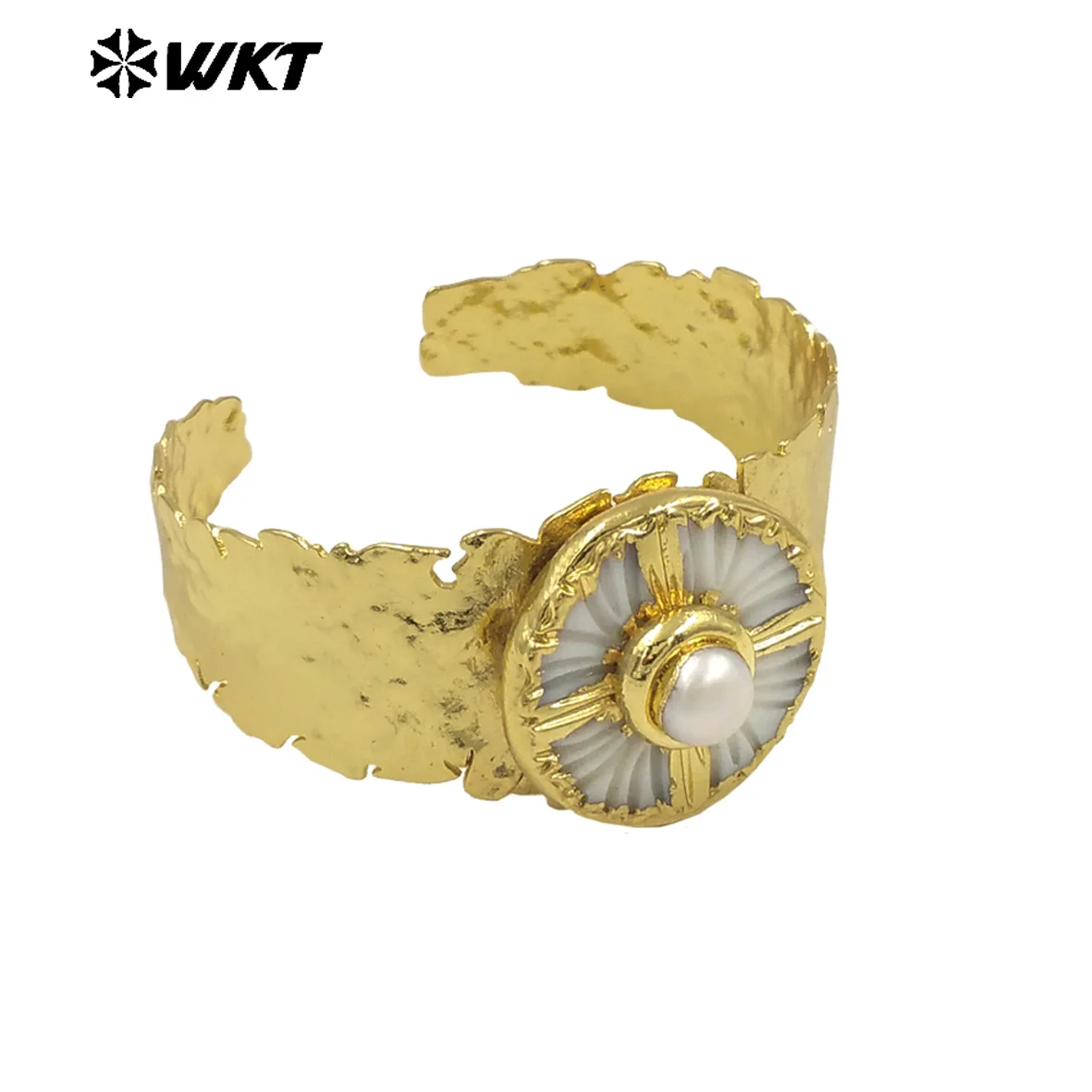 WT-MPB123 Unique Retro White Shell And Pearl Paved Flower Shape Pendant Yellow Brass Cuff Bangle For 5 PCS A Lot Accessory