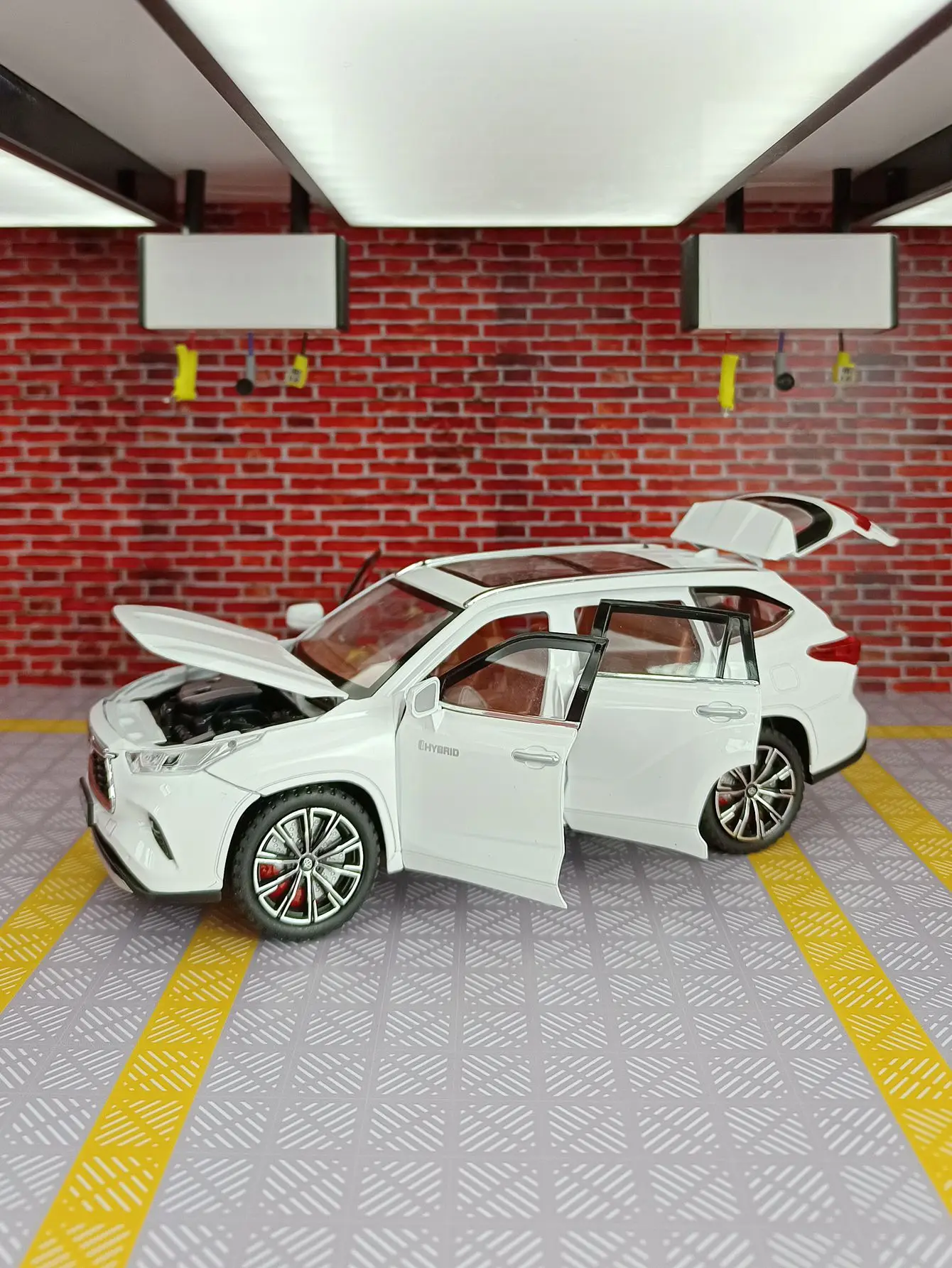 Puertas de modelo de coche de aleación 1:24 Highlander y capó de motor, el maletero se puede abrir como regalo para amigos de buena calidad