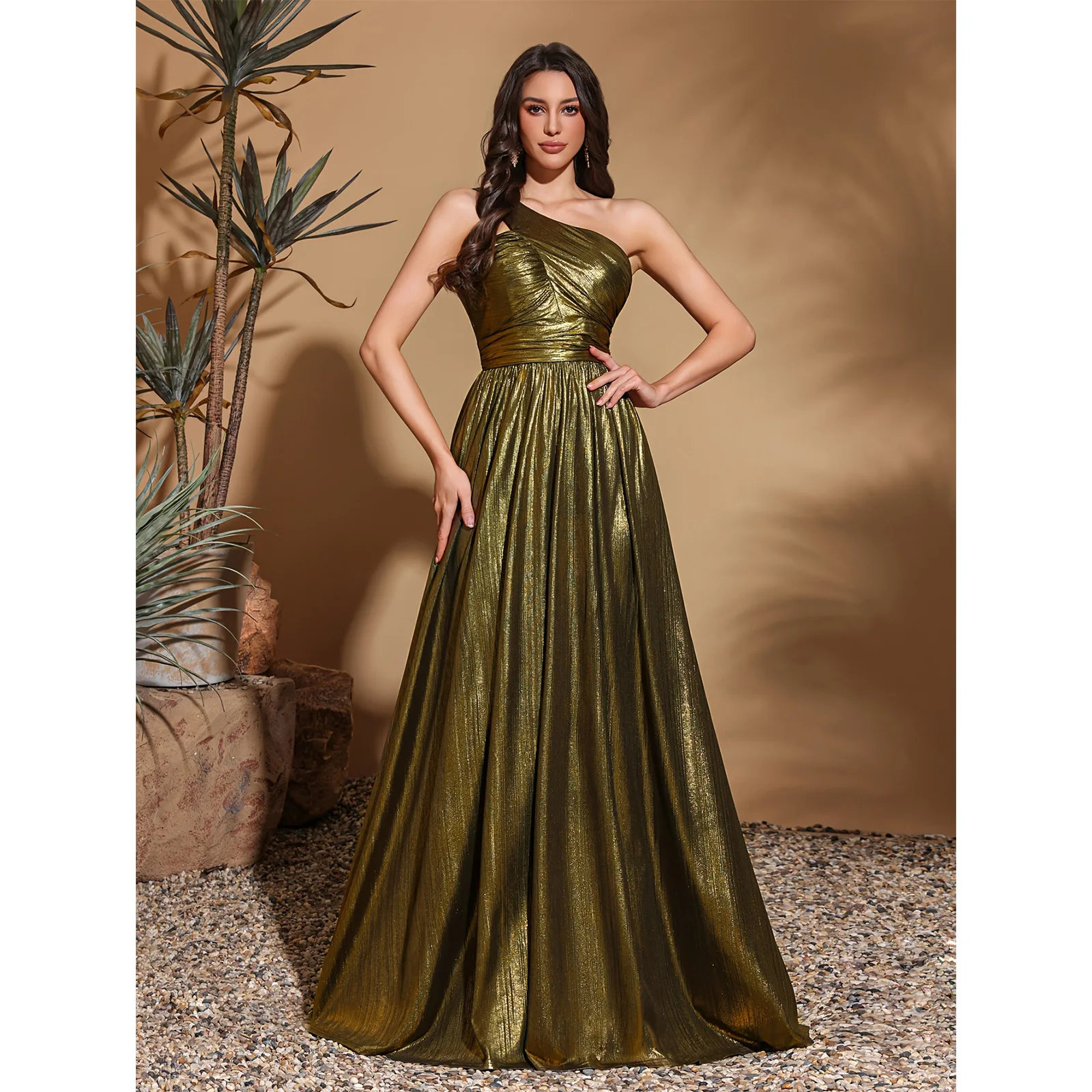 

One-shoulder pleated two-sided glossy strapless wedding dress