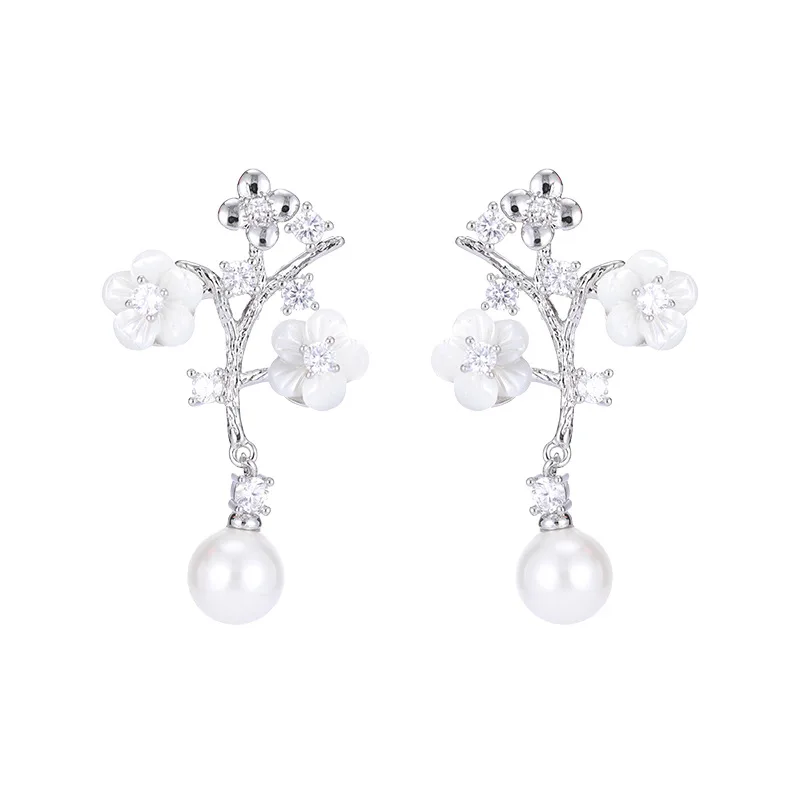 Новые элегантные и нишевые серьги высокого класса 2025 года имеют маленькие серьги и изысканные серьги-гвоздики с цветком сливы.