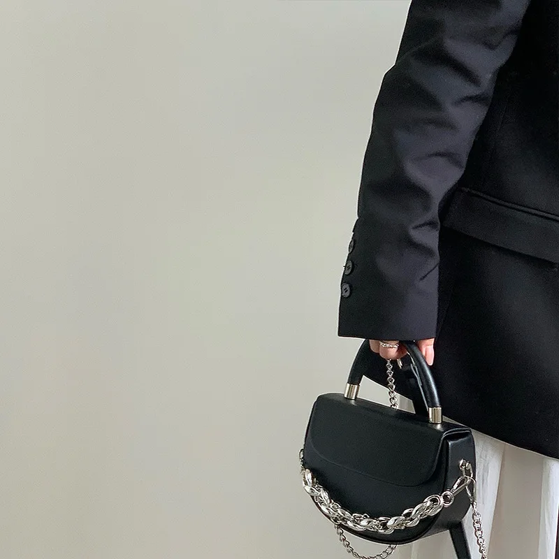 

2025 Summer New Flip Saddle Bag for Women's Niche Design Texture Western Style Chain Bag Crossbody Small Square Bag for Women