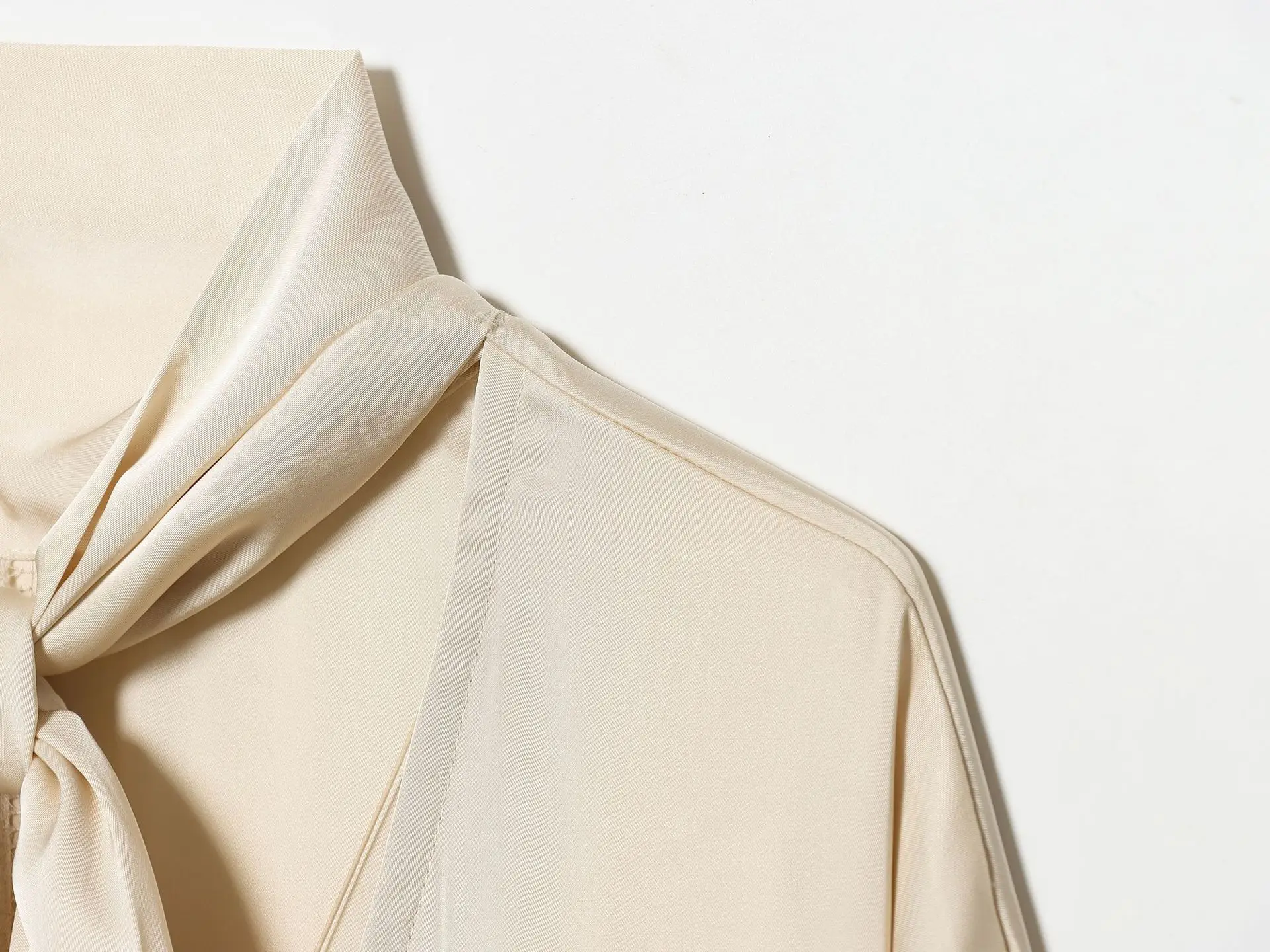 Abito da donna casual elegante Moda invernale Versatile scollo a V Tinta unita Gonna in raso Colletto sciarpa Maniche svasate Sottoveste lunga