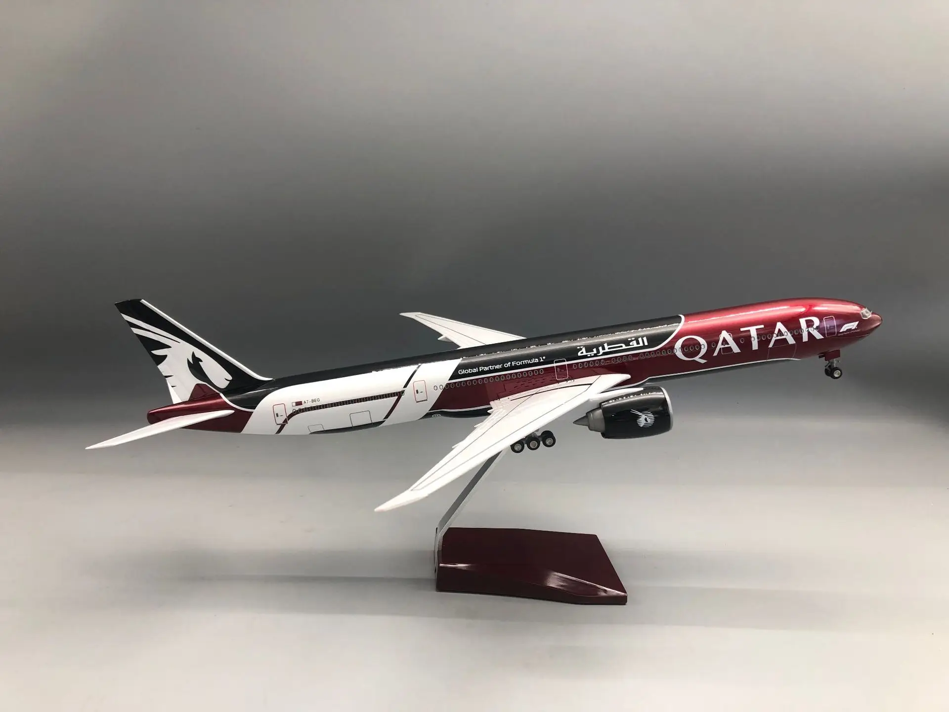 

47cm Airplane Model for B777-300 Qatar Model Planes Resin Diecast Static Miniatures Collectible Plane with Landing Gear Wheels