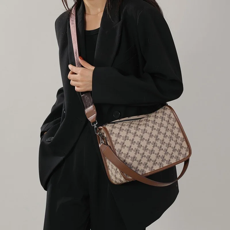 Tote bag, women's retro shoulder bag, new fashionable commuting versatile crossbody bag