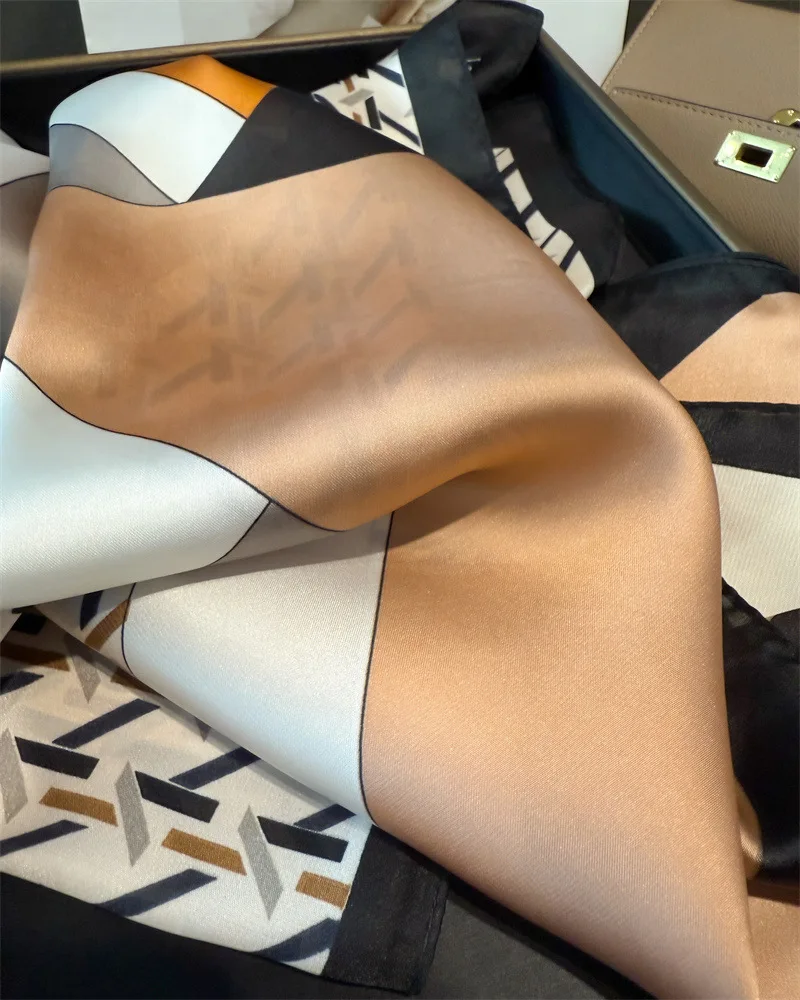 ผ้าพันคอสี่เหลี่ยมเล็ก 70 ซม. ผ้าคลุมศีรษะซาตินนุ่มพิมพ์เรขาคณิตป้องกันคอแฟชั่นอเนกประสงค์ผ้าพันคออุ่นคอ