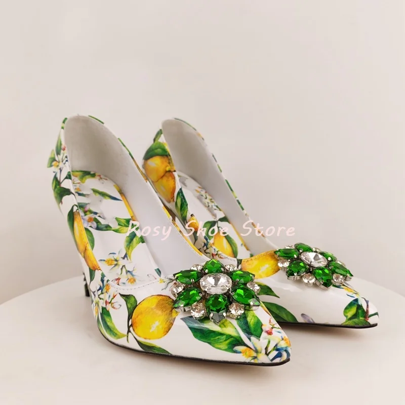 Décolleté con decorazione con fibbia a diamante in cristallo scintillante di lusso stampato squisito Décolleté a spillo da sposa pastorale con punta a punta alla moda