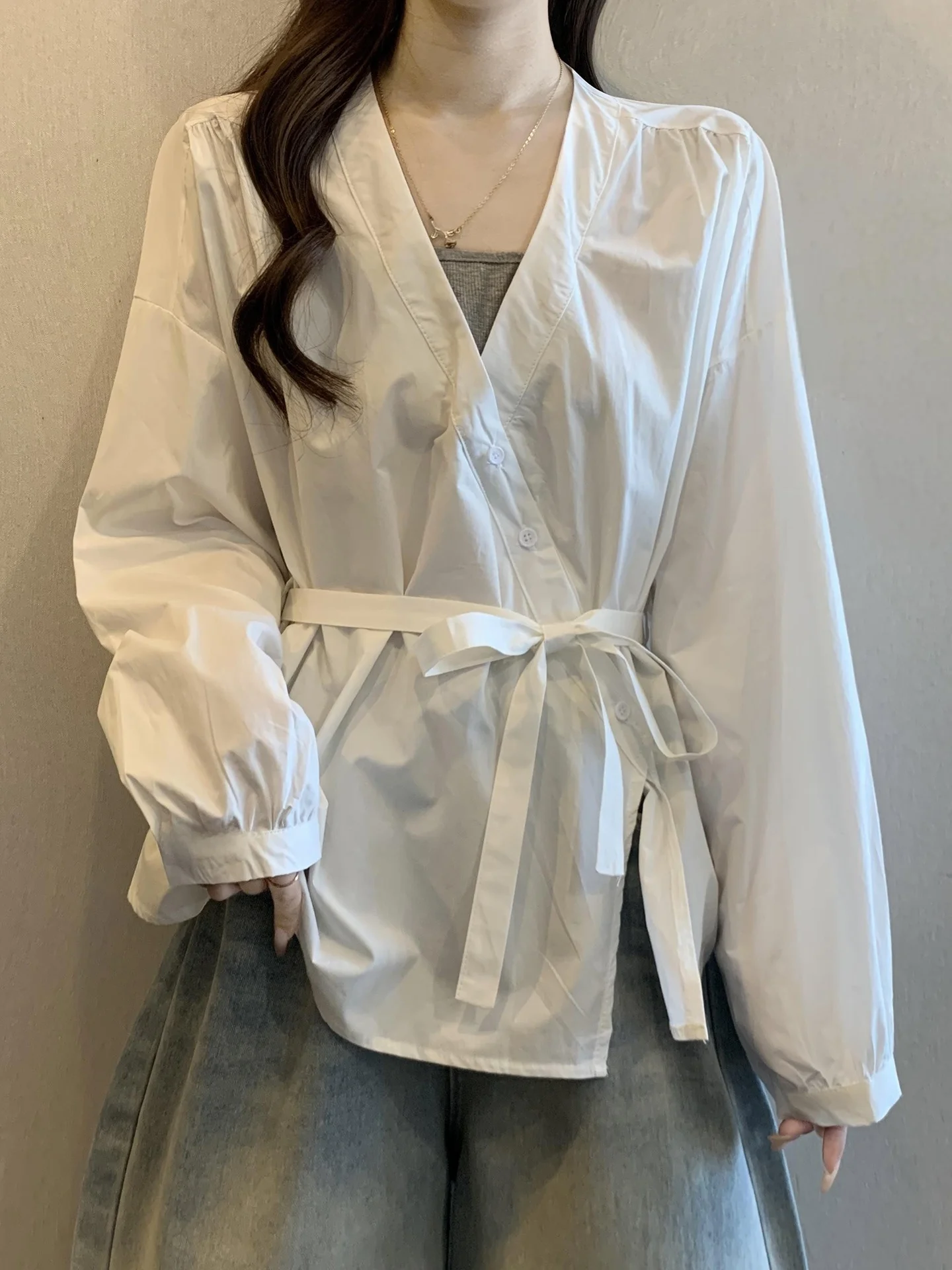 

Свободная корейская блузка с V-образным вырезом, белая, весенняя, больших размеров, женская, модная, с эффектом утяжки талии, имитация двухслойности