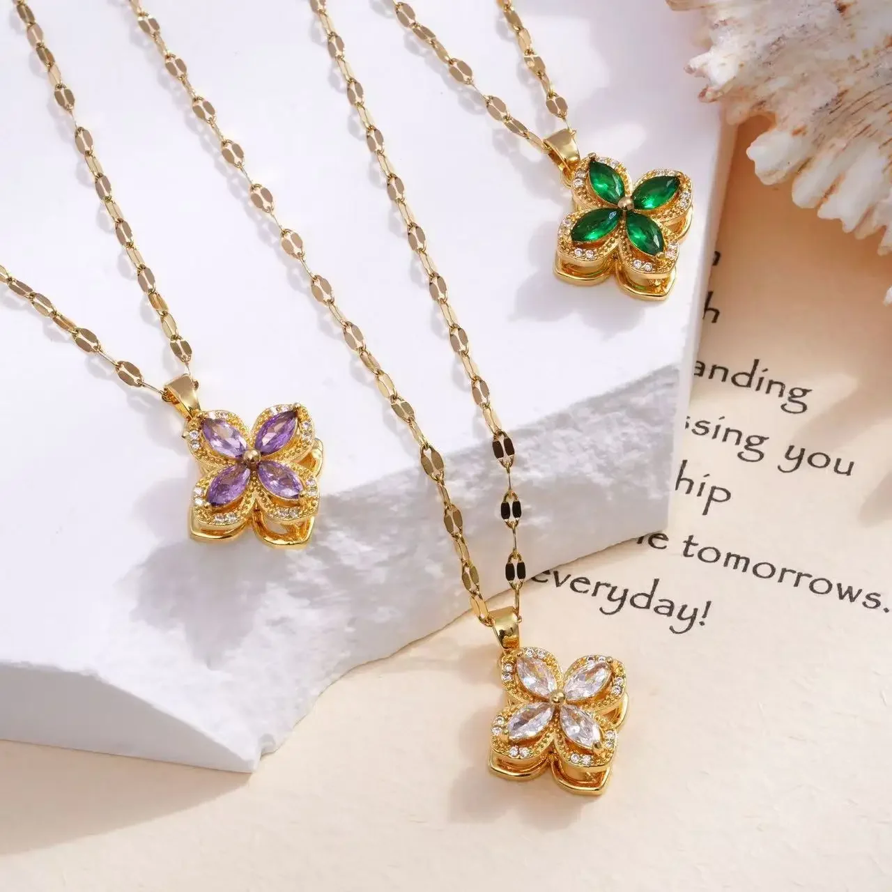 

This is a rotating four-leaf clover flower ring with a unique feminine design and a 100-piece accessory
