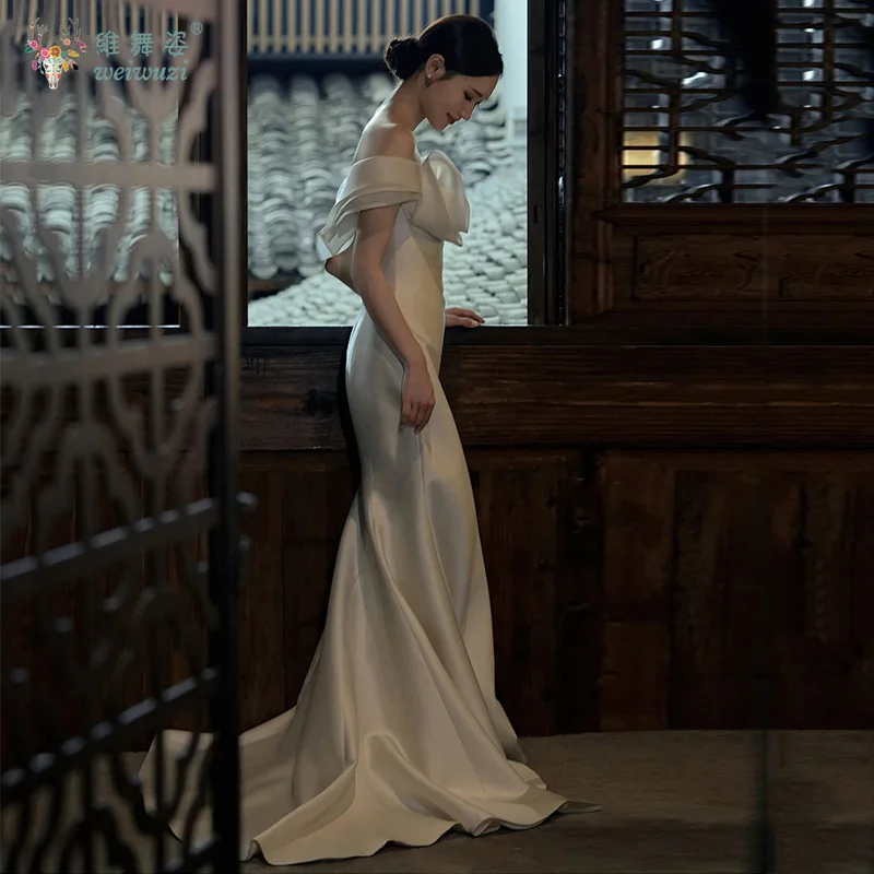 한국 스타일 심플 스몰 테일 라이트 웨딩드레스 2025 신상 원넥 오프숄더 새틴 머메이드 슬림핏 브라이덜 웨딩드레스