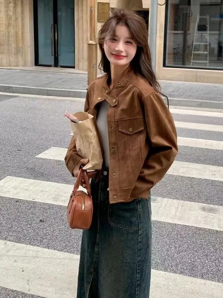 

Коричневый замшевый джет в стиле ретро, женский весенне-осенний мотоциклетный джет с воротником-стойкой и пуговицами, свободный крой, обычный све