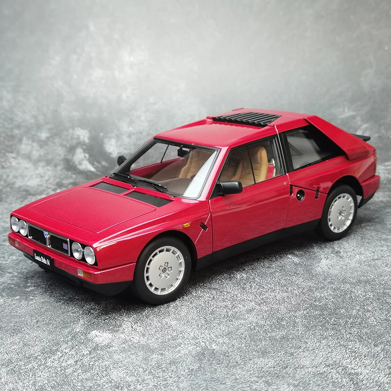 AUTOART 1/18  scale Lancia Delta S4 1985  Metal material Car model Static vehicle Ornament collection Birthday present